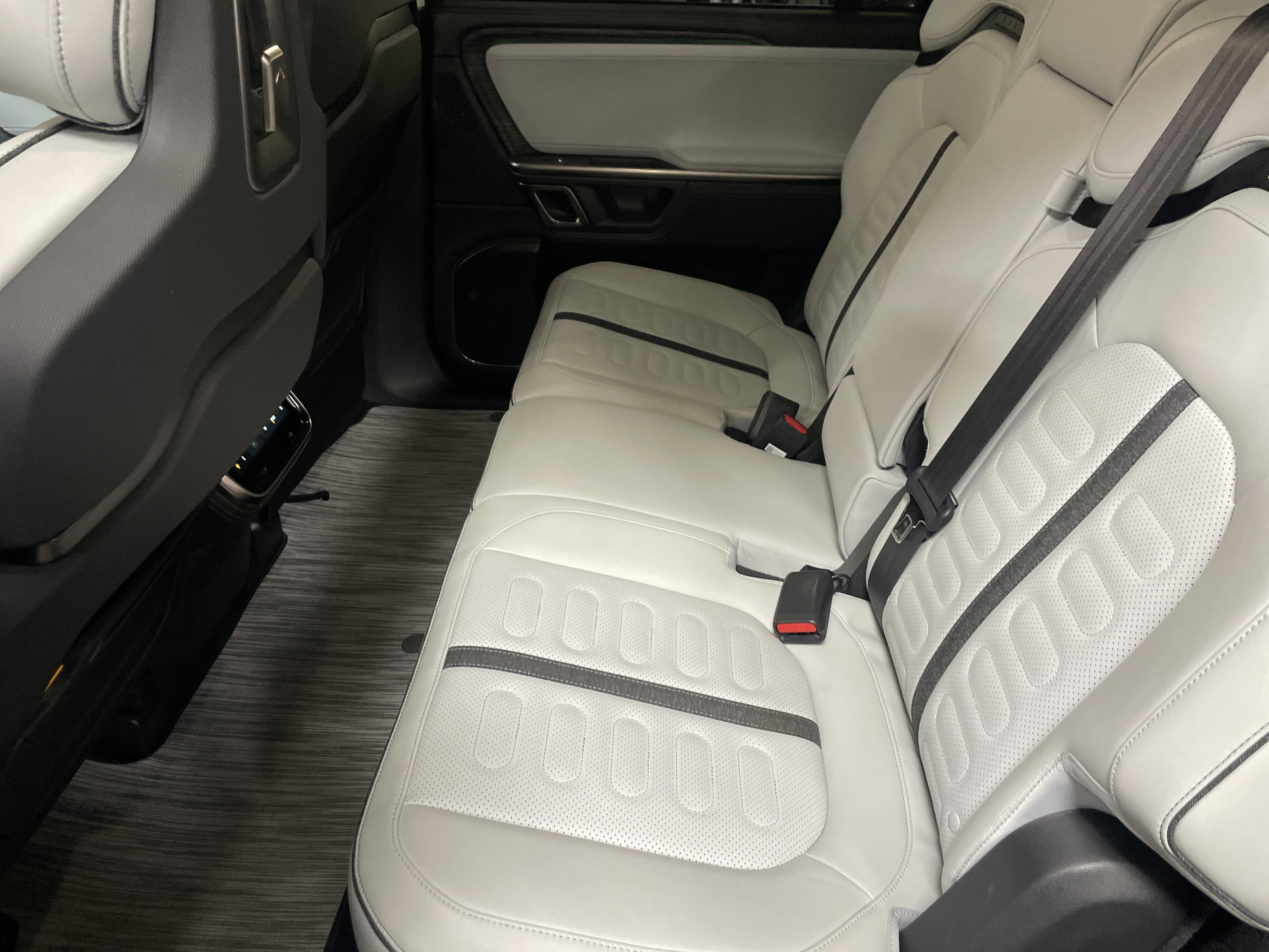 Used 2024 Rivian R1S Adventure image 32