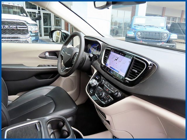 Used 2024 Chrysler Pacifica Touring-L image 8