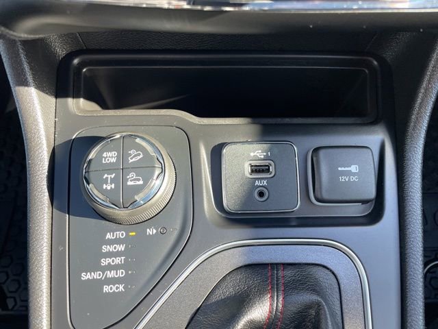 Used 2020 Jeep Cherokee Trailhawk w/ Comfort & Convenience Group AWD/4WD image 25