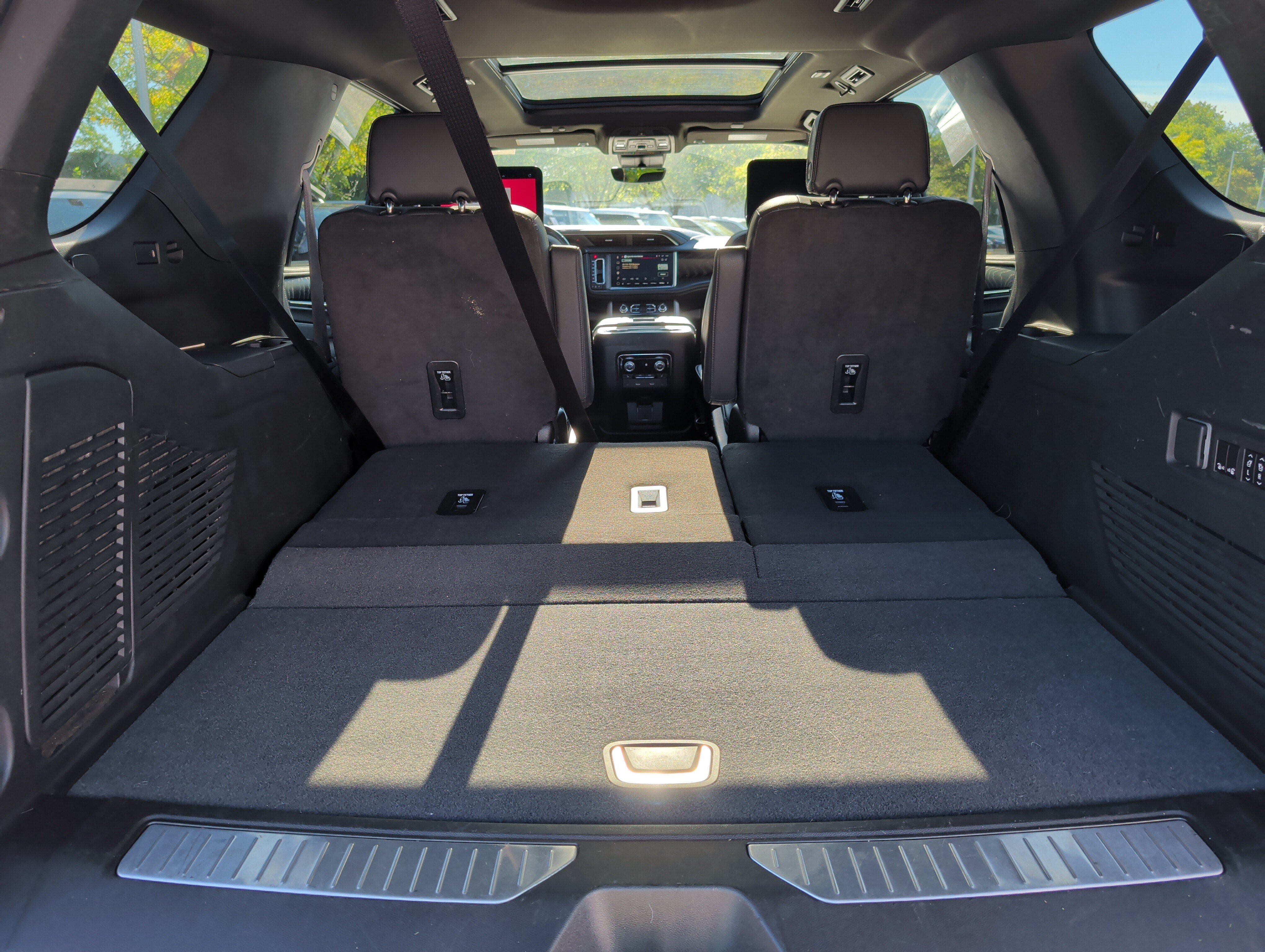 Used 2024 GMC Yukon Denali w/ Advanced Technology Package AWD/4WD image 18