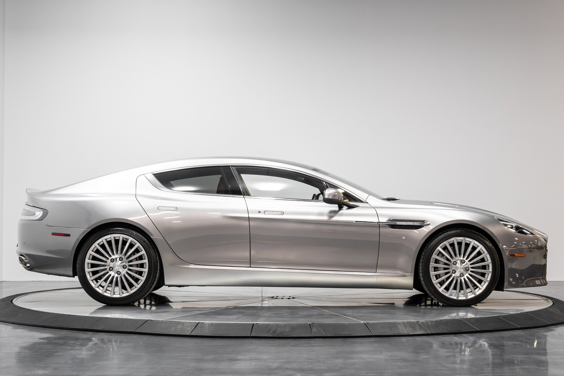 Used 2016 Aston Martin Rapide S image 17