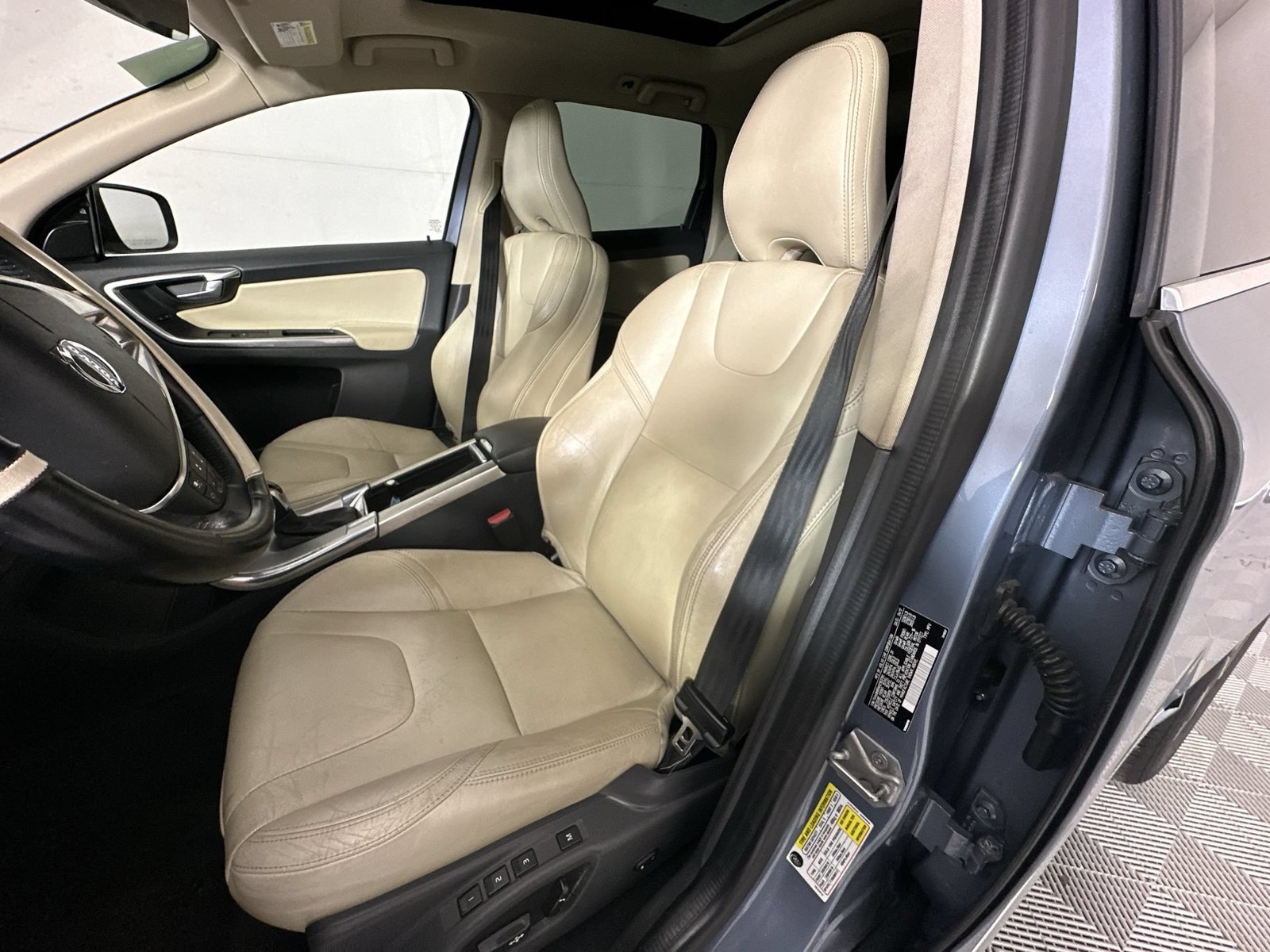 Used 2017 Volvo XC60 T6 Dynamic w/ Advanced Package AWD/4WD image 11