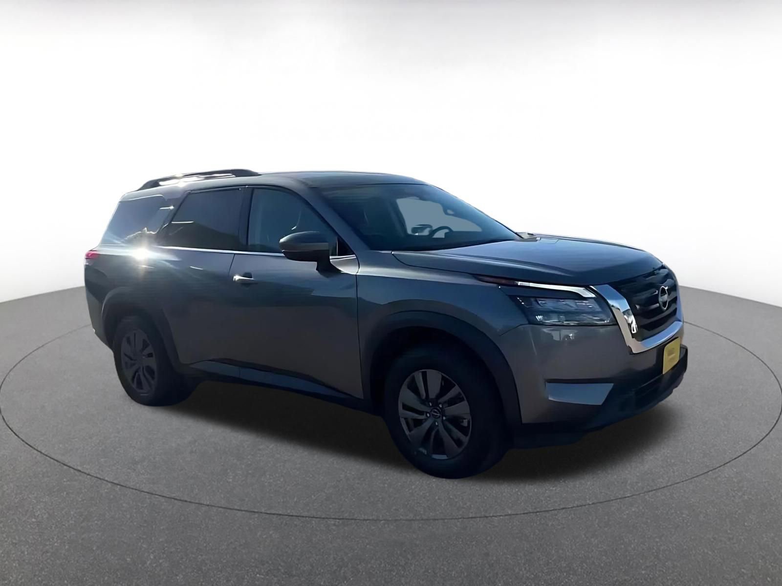 Used 2025 Nissan Pathfinder SV image 2