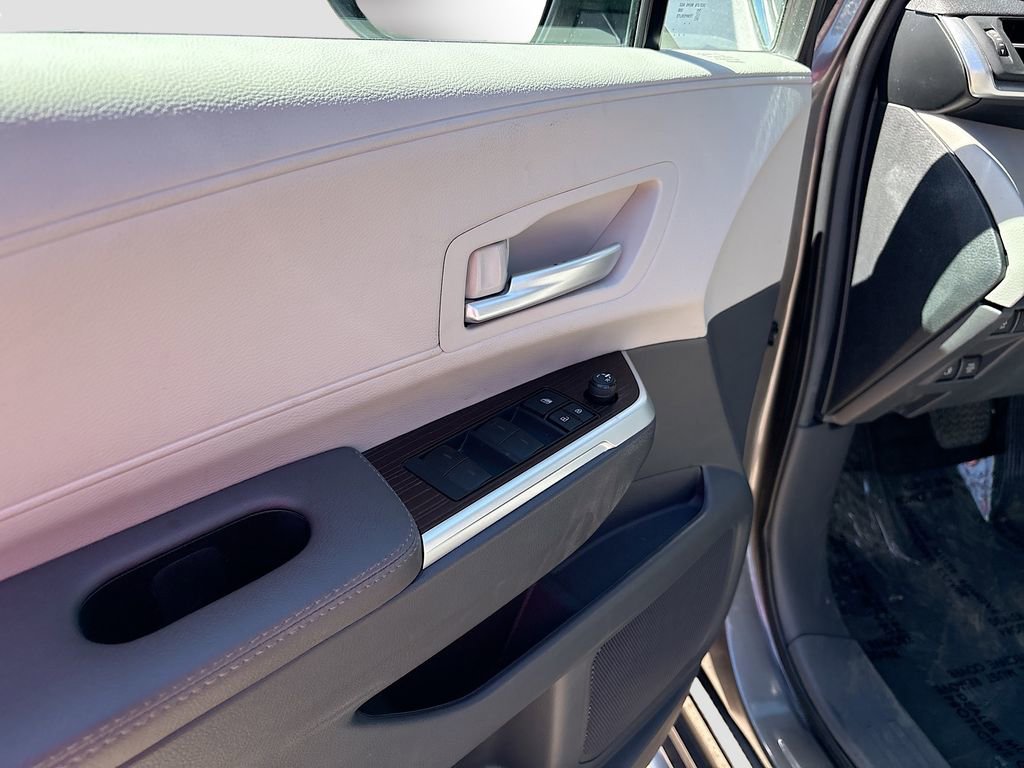 Used 2023 Toyota Sienna XLE w/ XLE Plus Package image 18