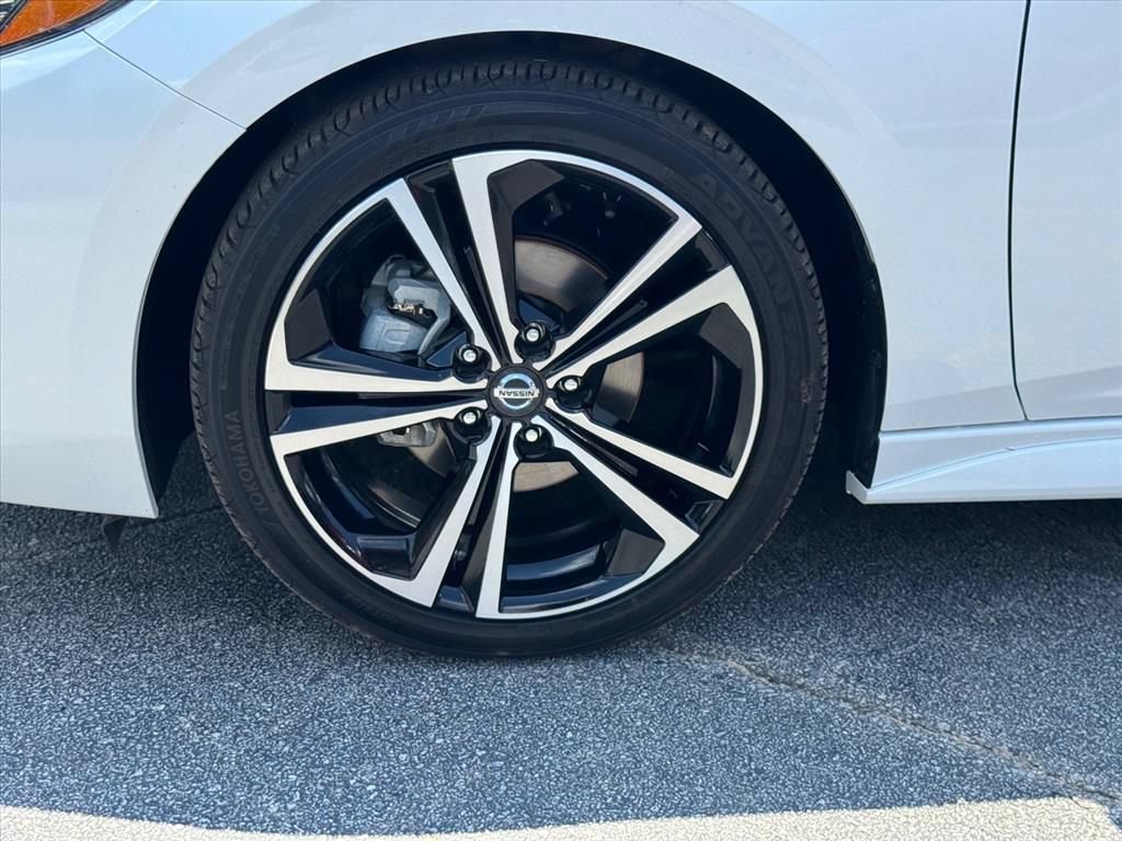 Certified 2021 Nissan Sentra SR w/ Lighting Package FWD image 9