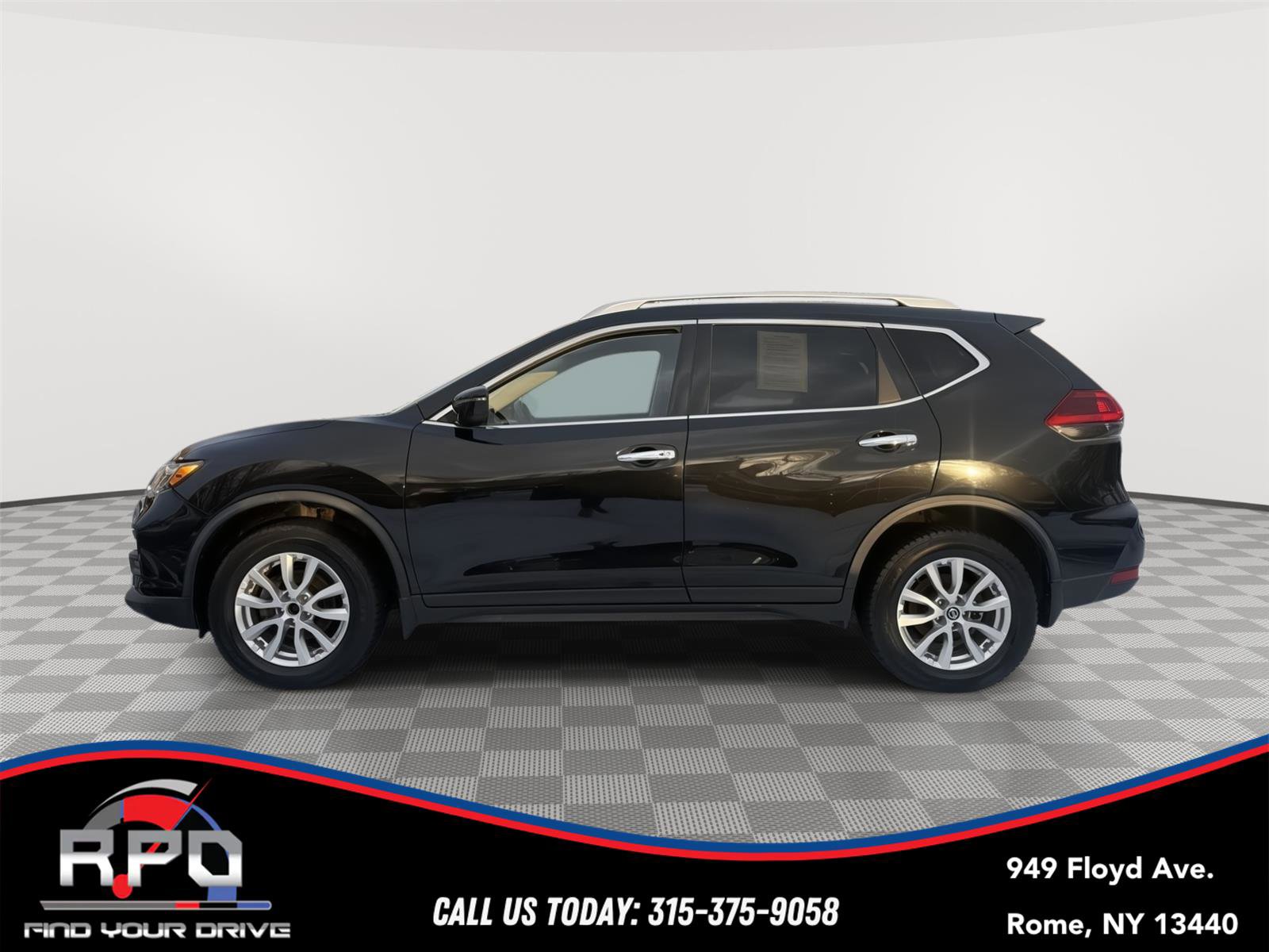 Used 2018 Nissan Rogue SV image 2