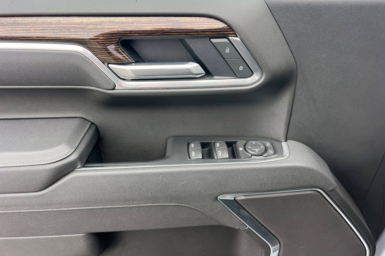 Used 2025 GMC Sierra 1500 SLE image 12