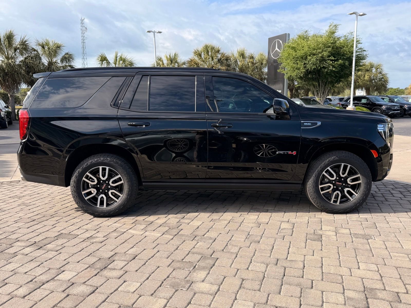 Used 2023 GMC Yukon AT4 w/ AT4 Premium Package AWD/4WD image 8