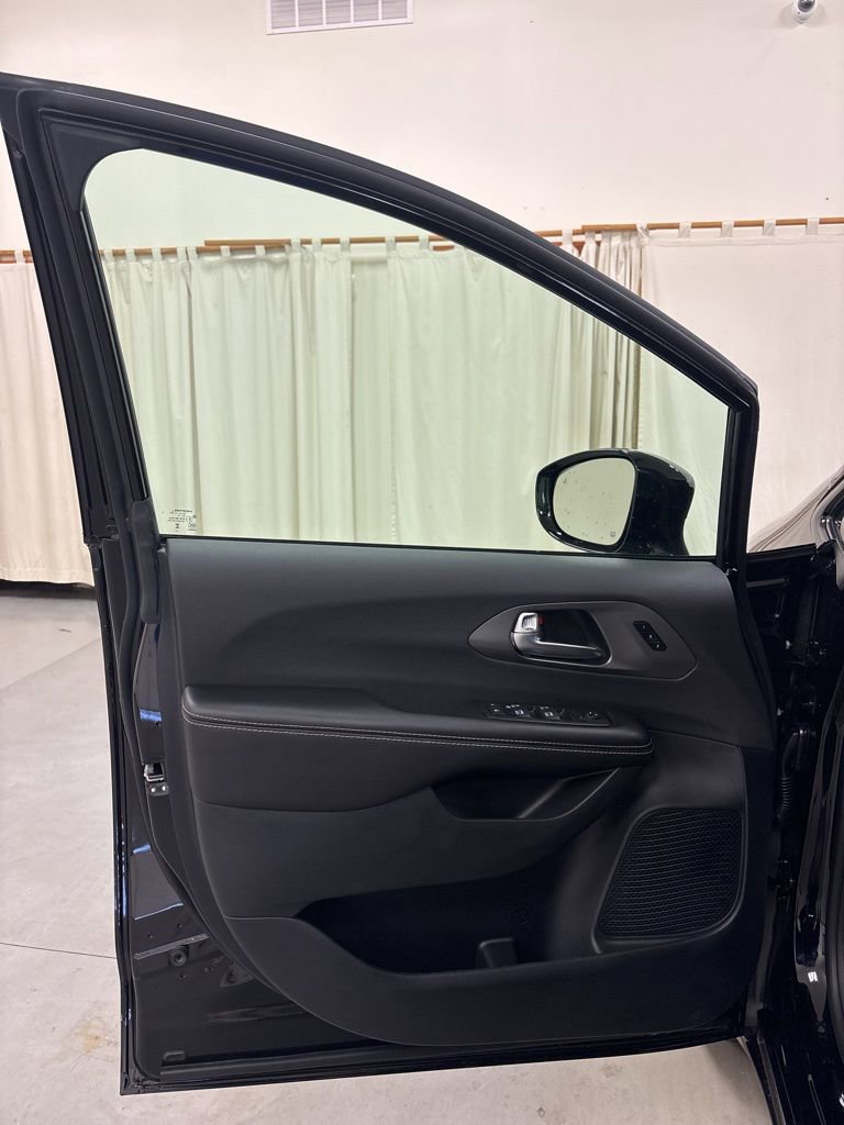 New 2026 Chrysler Pacifica Select w/ S Appearance Package image 18