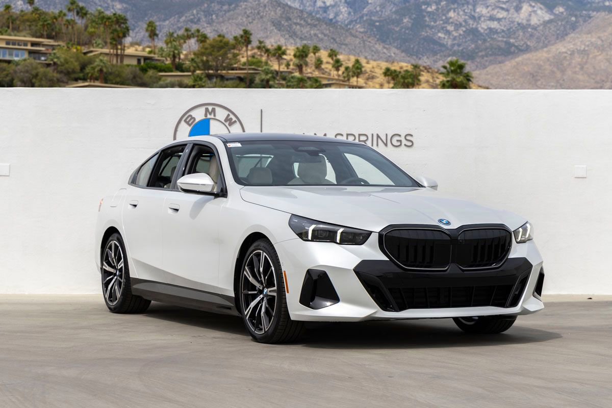 New 2026 BMW 550e xDrive w/ Executive Package AWD/4WD image 2