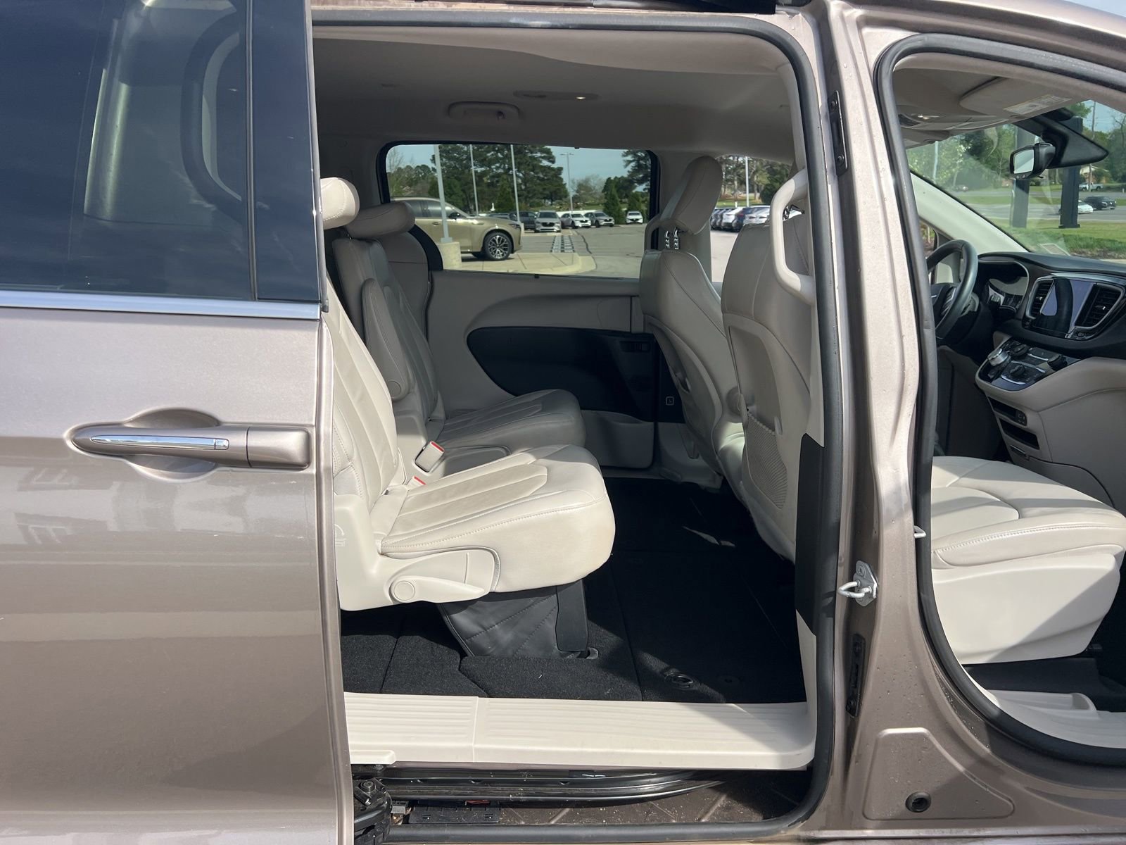 Used 2017 Chrysler Pacifica Touring-L w/ Tire & Wheel Group image 43