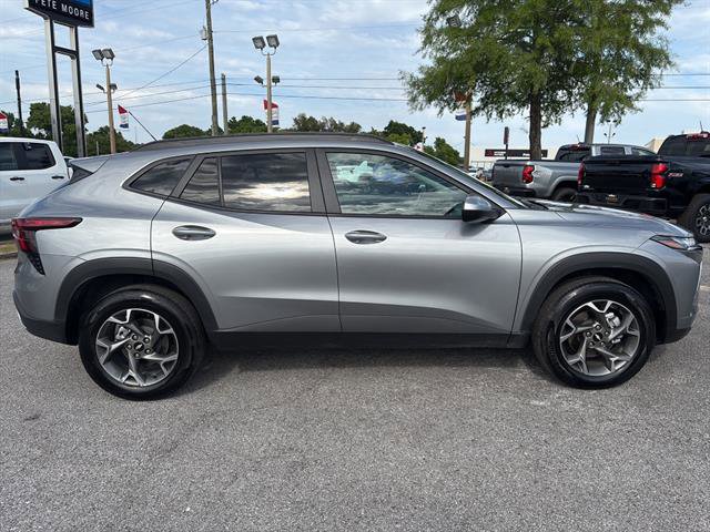 Used 2025 Chevrolet Trax LT w/ LT Convenience Package FWD image 4