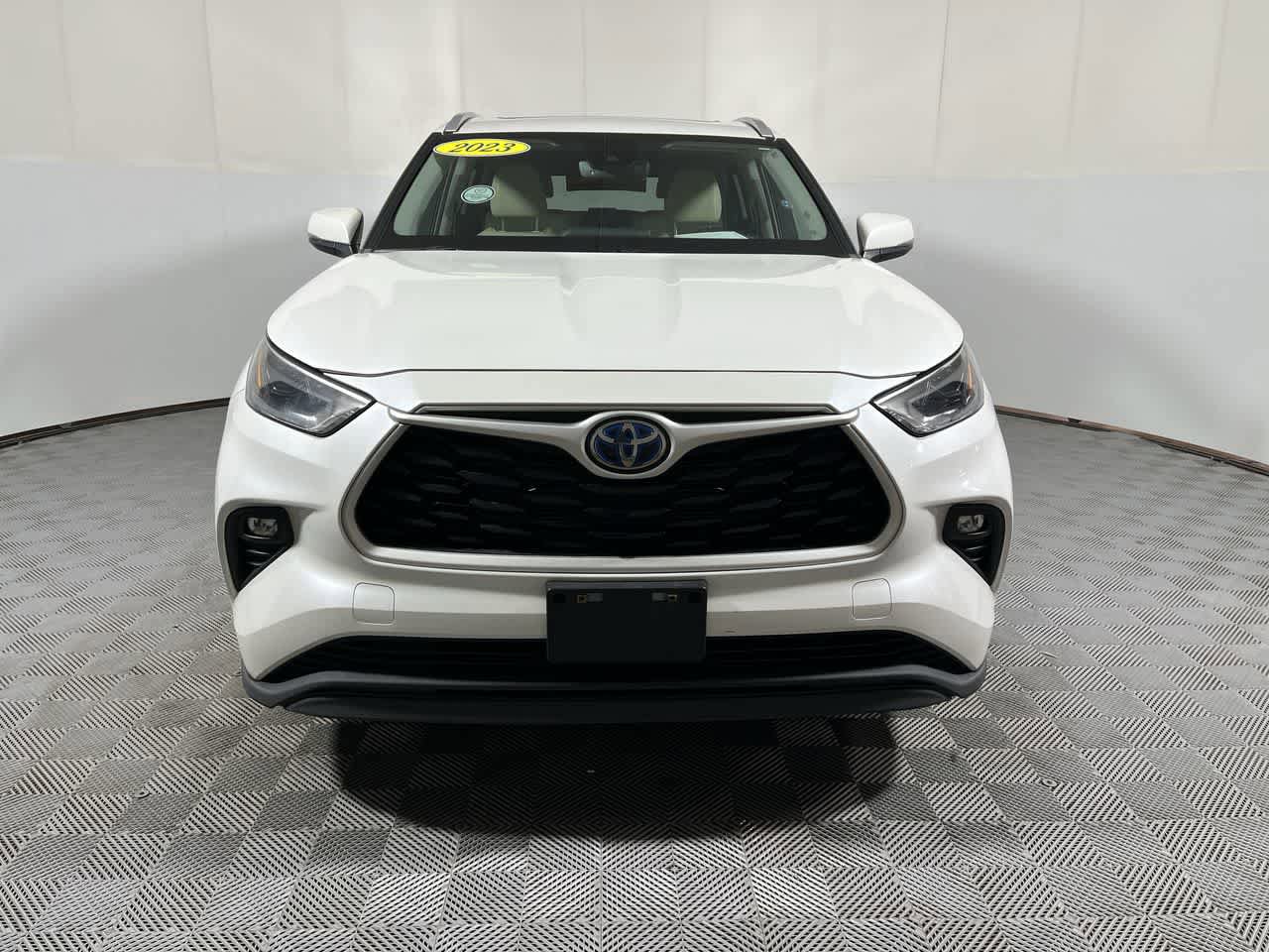 Used 2023 Toyota Highlander XLE AWD/4WD image 3
