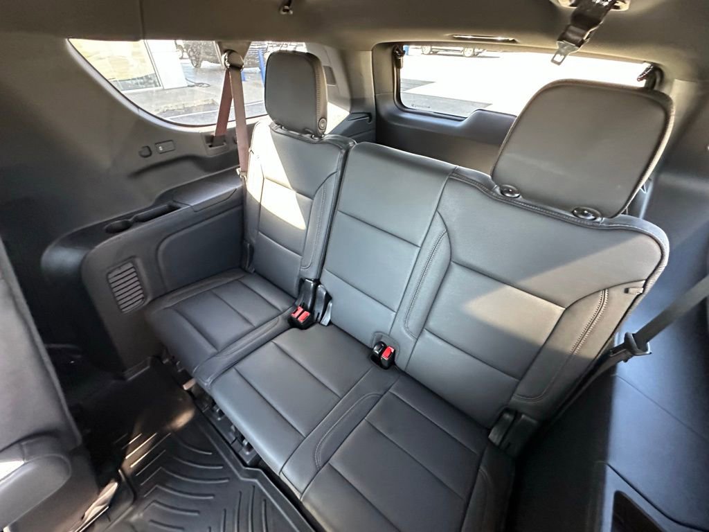Used 2025 Chevrolet Suburban High Country AWD/4WD image 18
