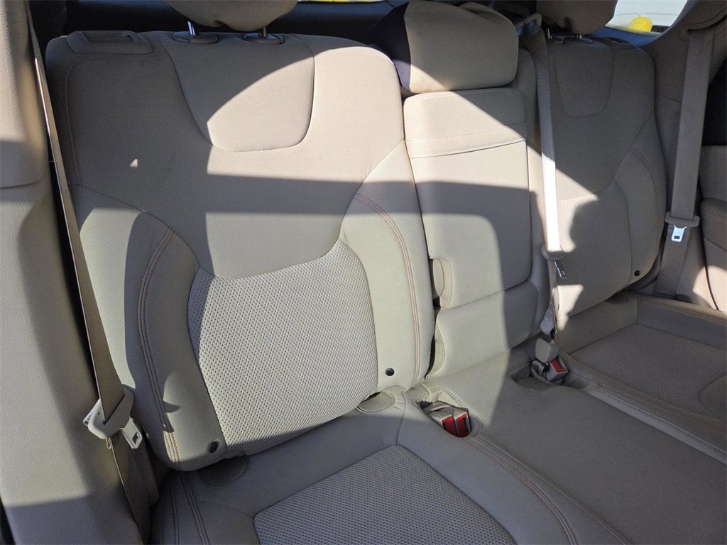 Used 2019 Jeep Cherokee Latitude w/ Popular Appearance Group image 17