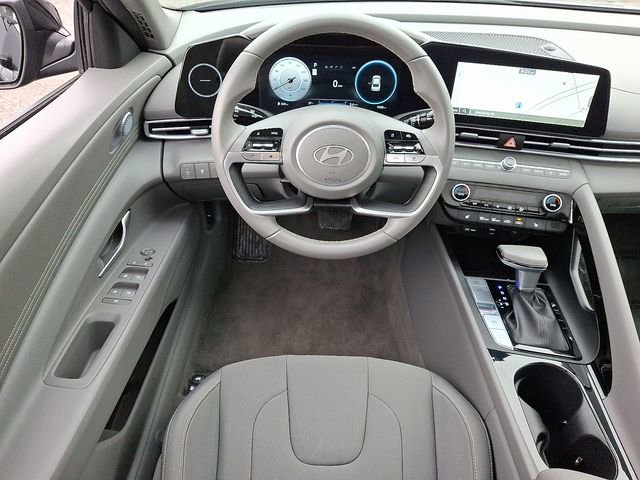 Used 2025 Hyundai Elantra SEL image 11