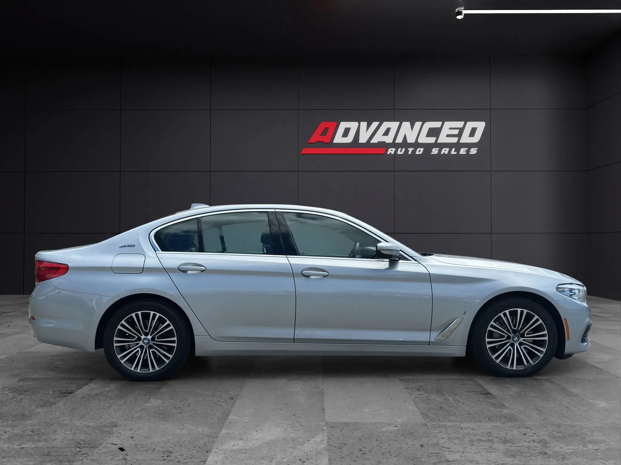 Used 2019 BMW 530e xDrive w/ Convenience Package AWD/4WD image 8
