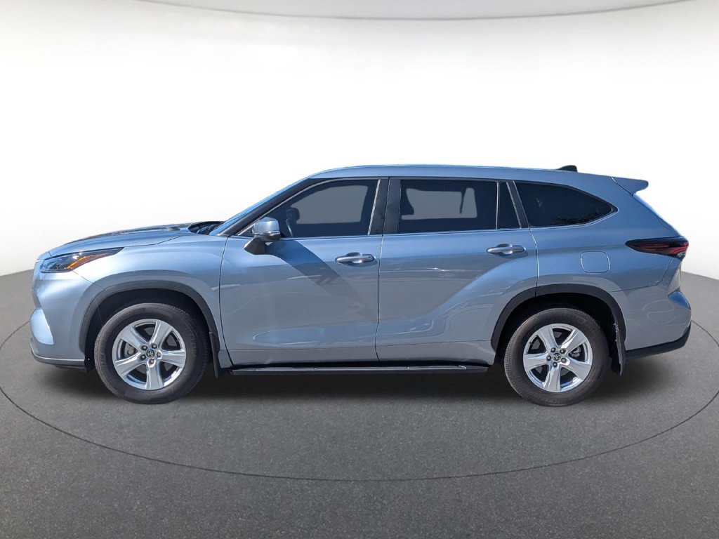 Used 2024 Toyota Highlander LE AWD/4WD image 3