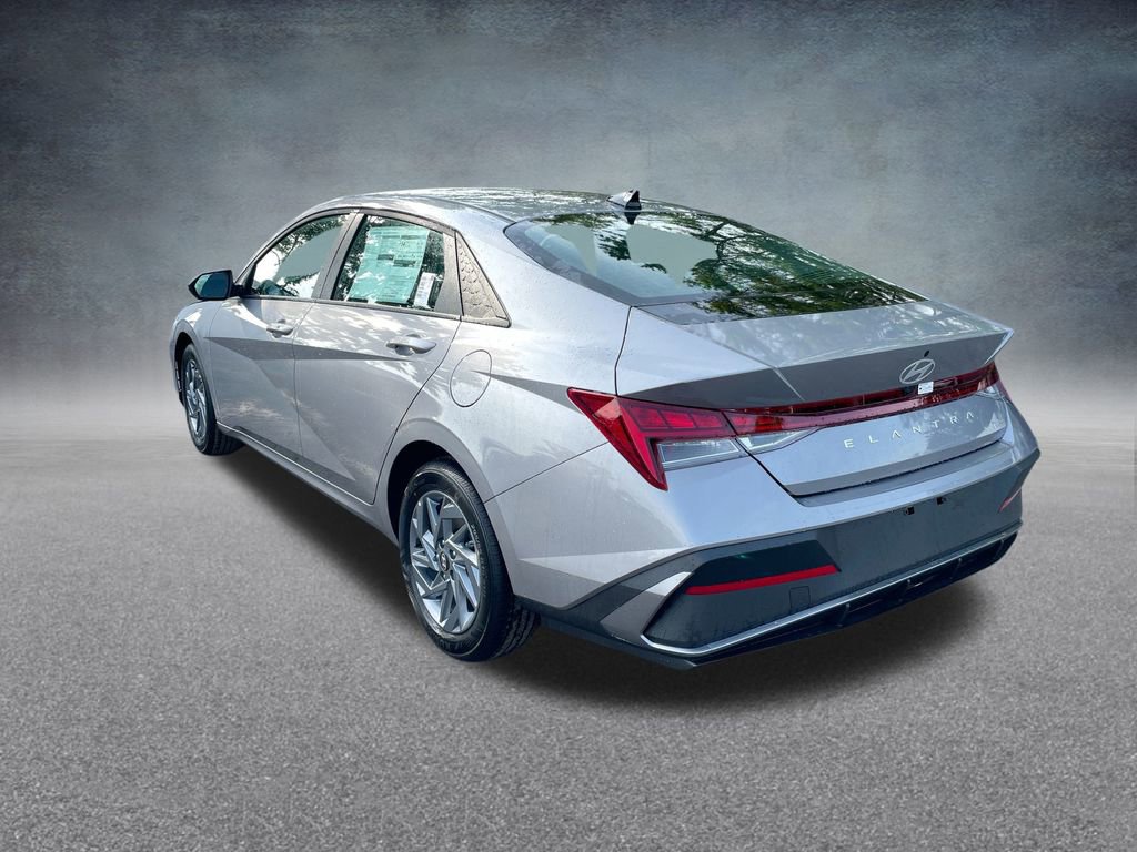 Used 2025 Hyundai Elantra Blue image 29