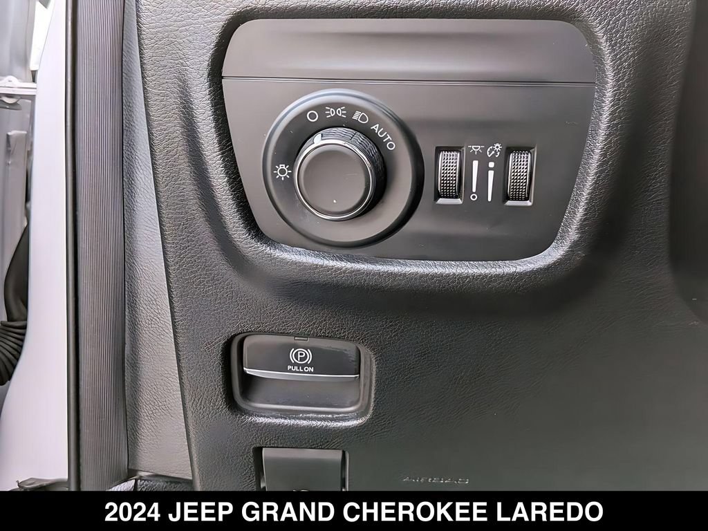 Used 2024 Jeep Grand Cherokee Laredo AWD/4WD image 20