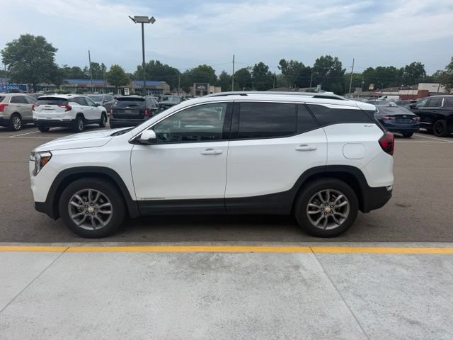 Used 2024 GMC Terrain SLT AWD/4WD image 10