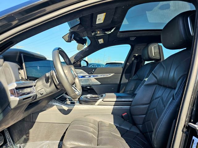 Used 2023 BMW 760i xDrive w/ Executive Package image 15
