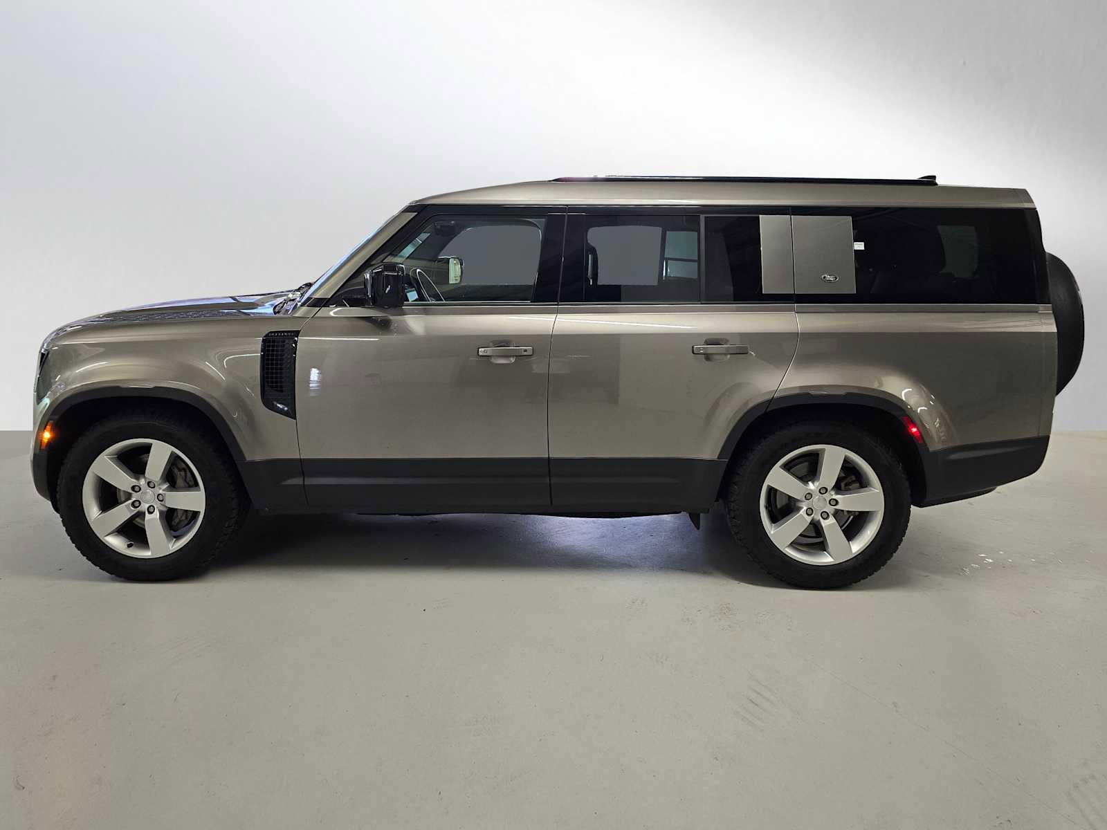 Used 2023 Land Rover Defender 130 SE image 2