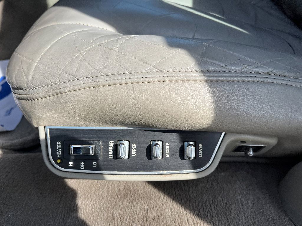 Used 1993 Cadillac Fleetwood Sedan RWD image 26