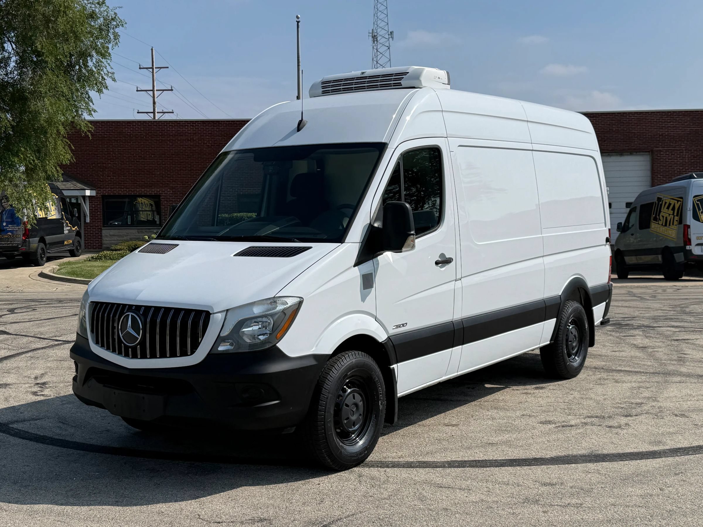 Used 2015 Freightliner Sprinter 2500 w/ Additional Battery Package RWD image 3