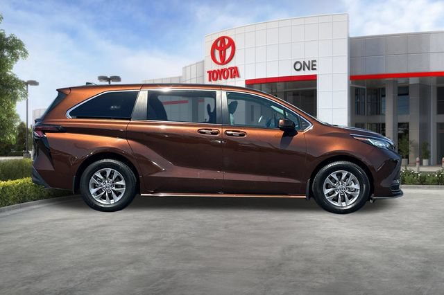 Used 2023 Toyota Sienna LE FWD image 3