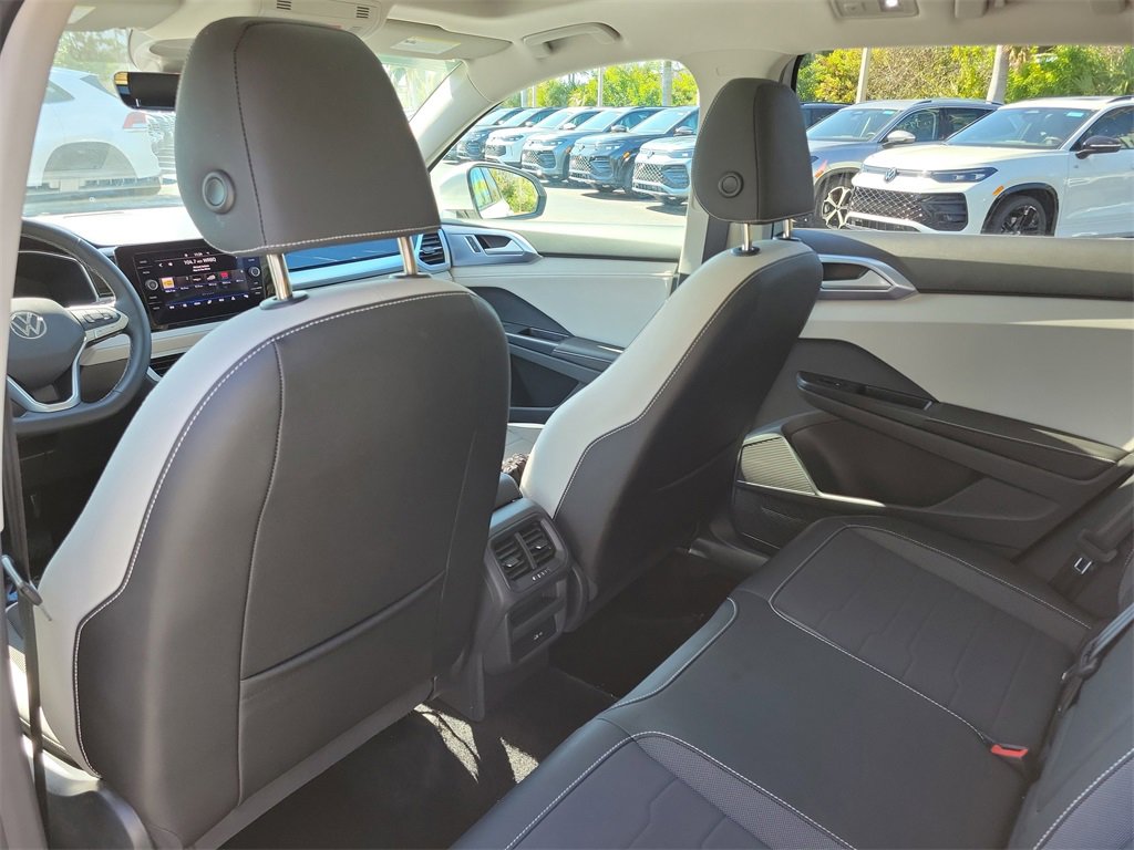 Certified 2025 Volkswagen Taos SE image 10