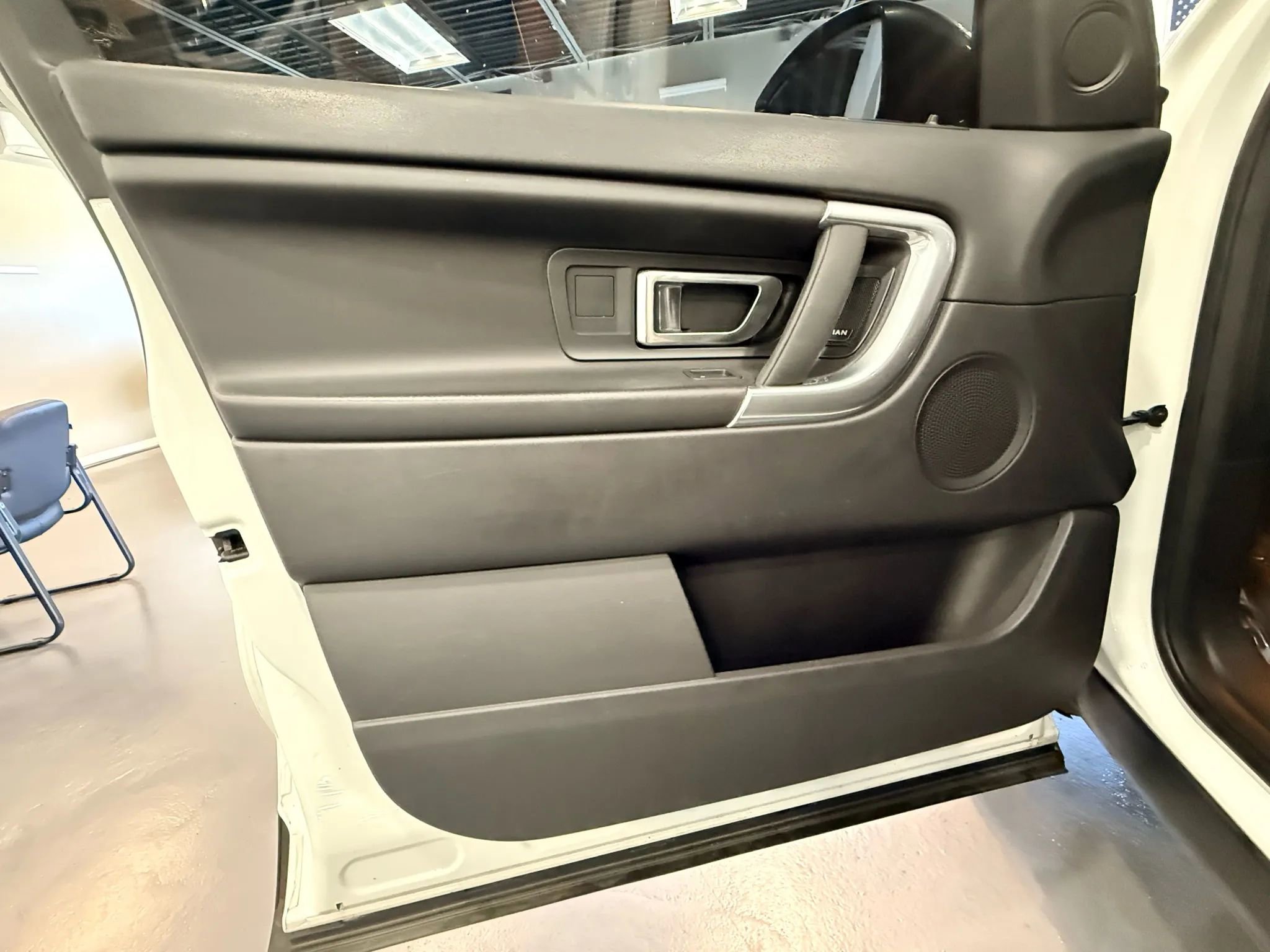 Used 2017 Land Rover Discovery Sport SE image 31