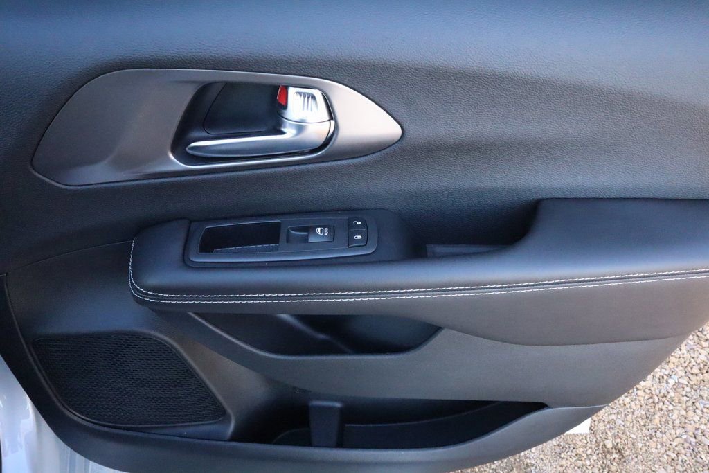 New 2026 Chrysler Pacifica Select FWD image 16