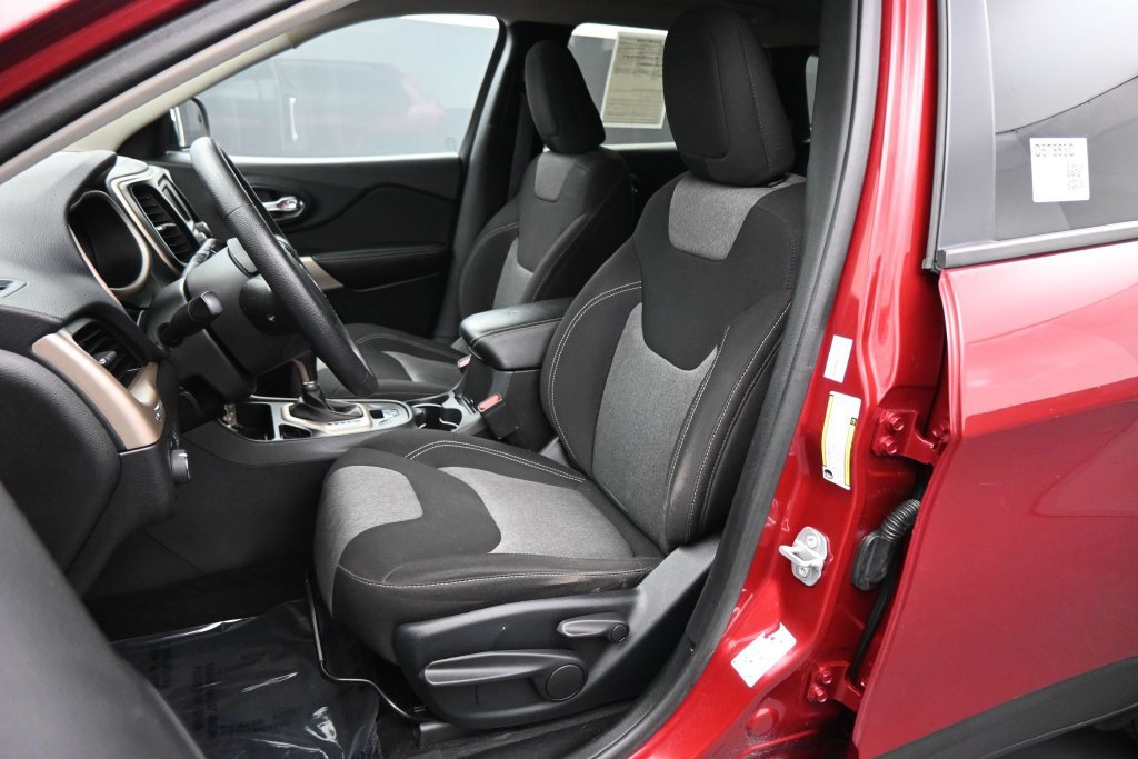 Used 2017 Jeep Cherokee Sport FWD image 12