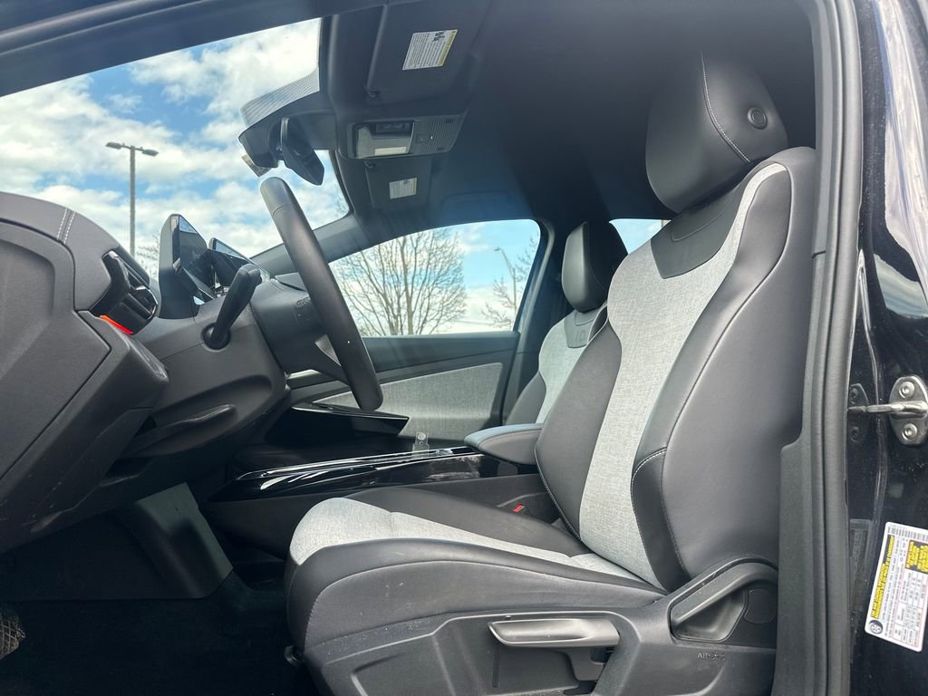 Used 2023 Volkswagen ID.4 Pro image 3