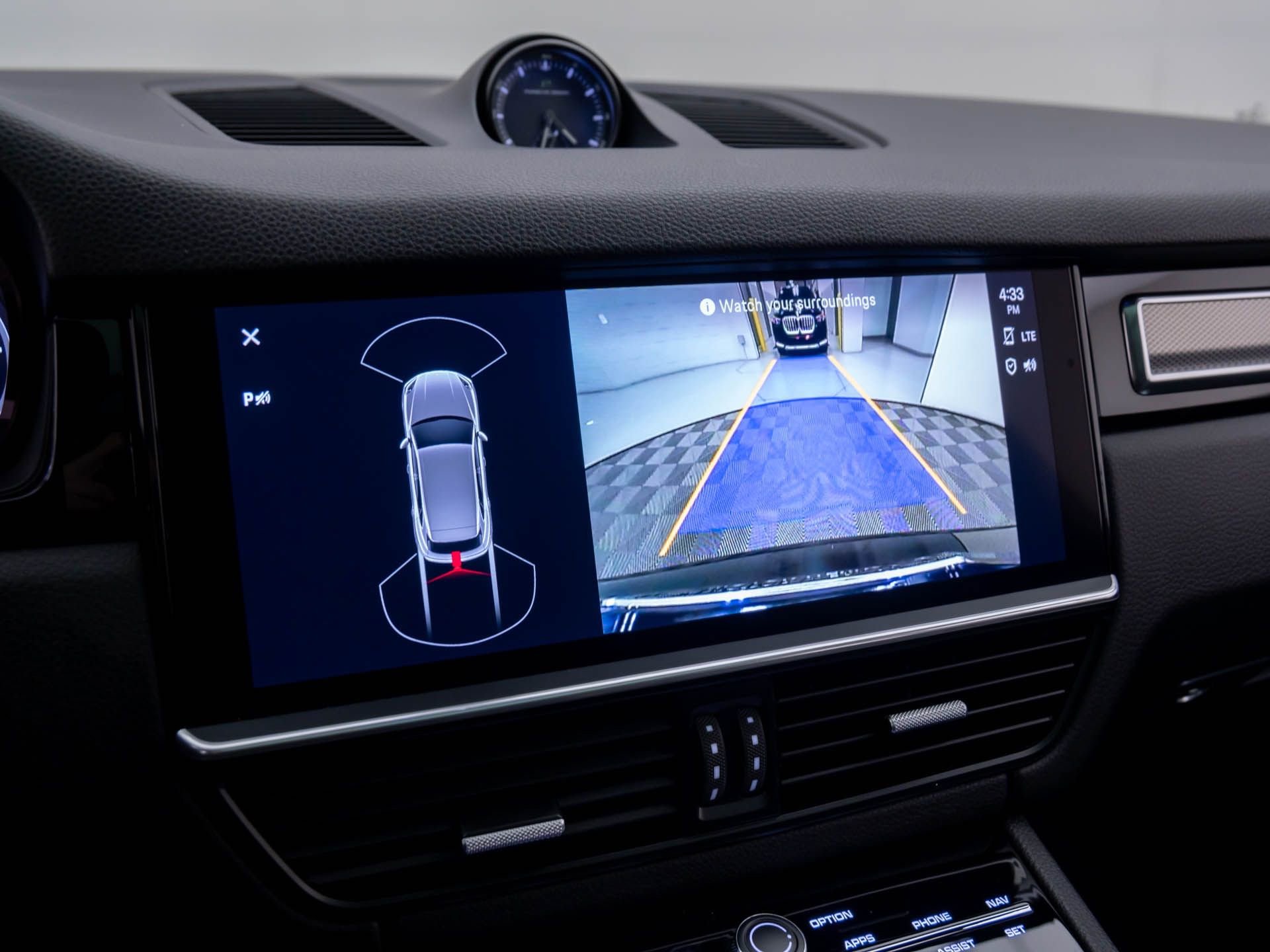 Certified 2023 Porsche Cayenne Platinum Edition image 23