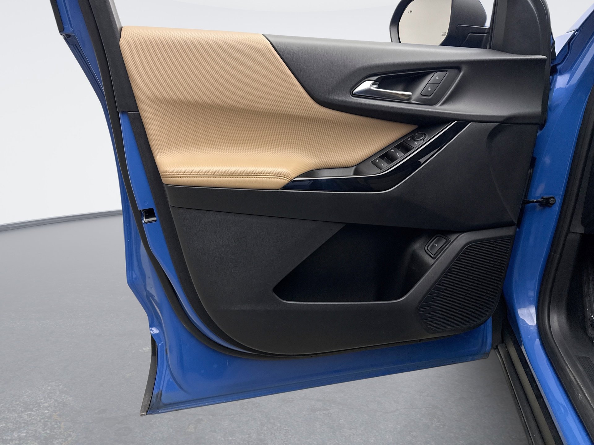 Used 2025 Chevrolet Equinox ACTIV w/ LPO, Floor Liner Package image 9