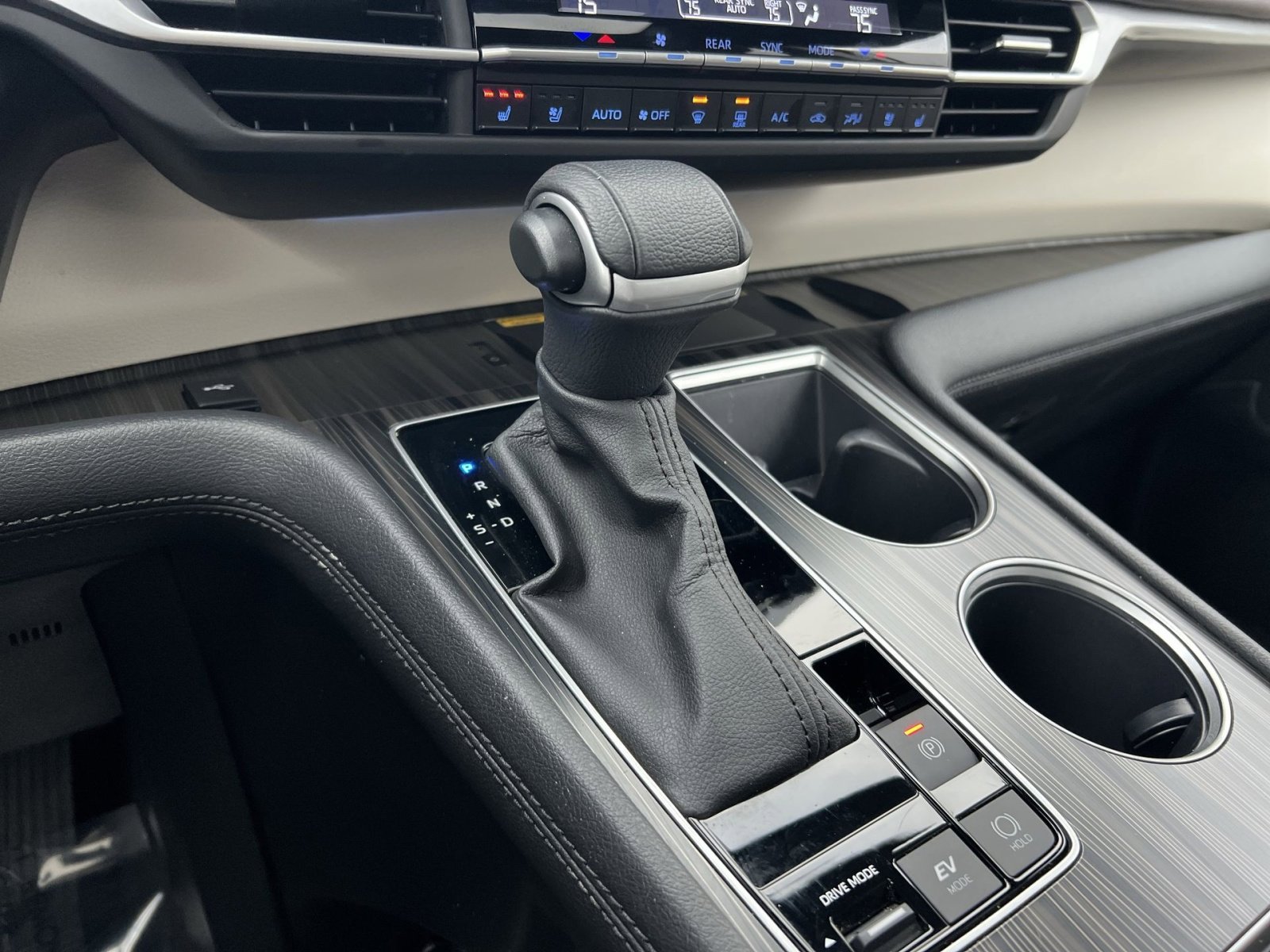 Used 2023 Toyota Sienna Platinum image 22