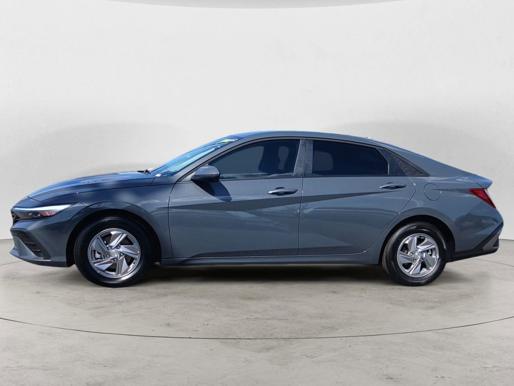 Used 2025 Hyundai Elantra SE FWD image 2