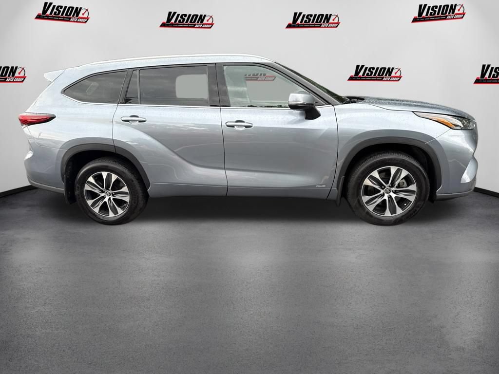 Used 2022 Toyota Highlander XLE AWD/4WD image 4