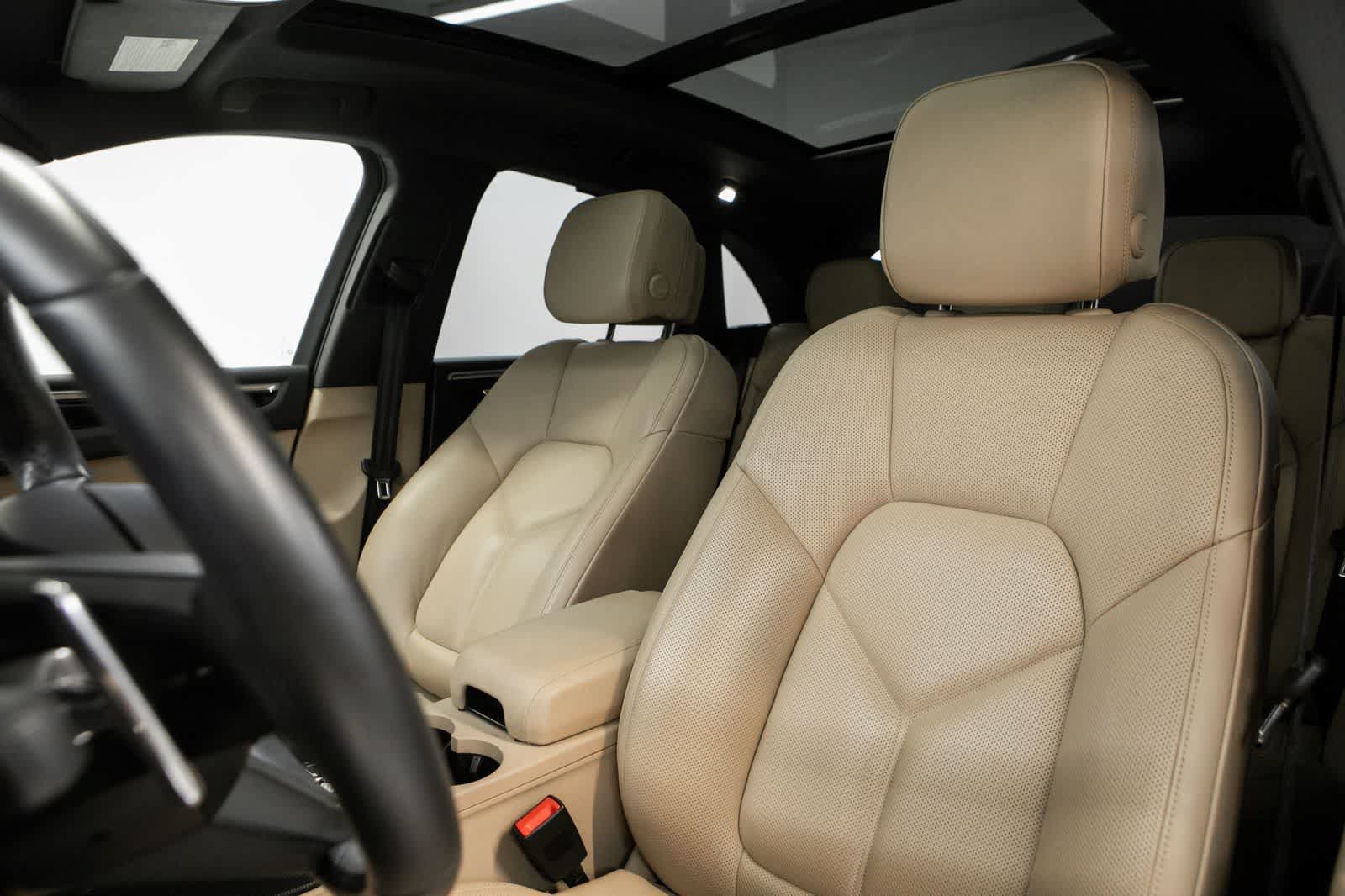Certified 2024 Porsche Macan AWD/4WD image 5