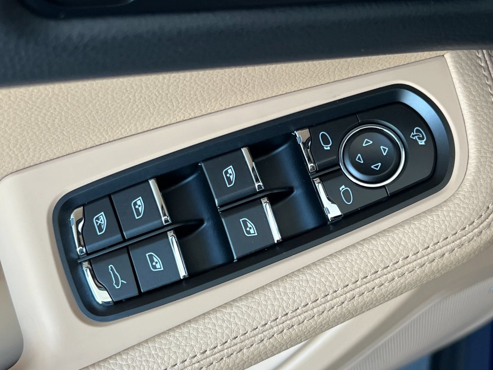 Certified 2025 Porsche Macan S AWD/4WD image 13