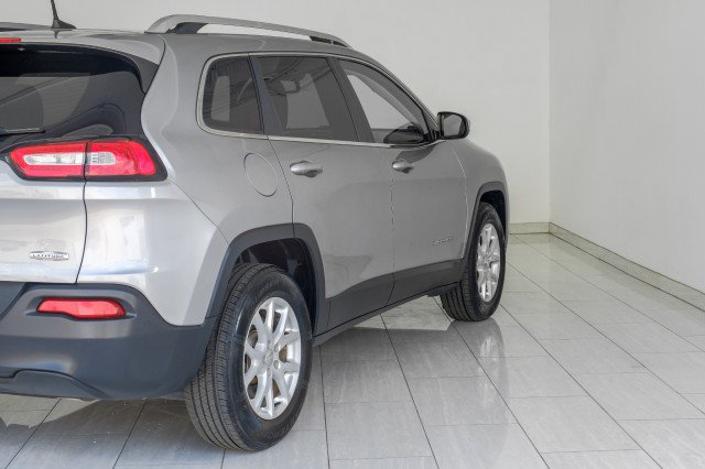 Used 2016 Jeep Cherokee Latitude w/ Cold Weather Group AWD/4WD image 69
