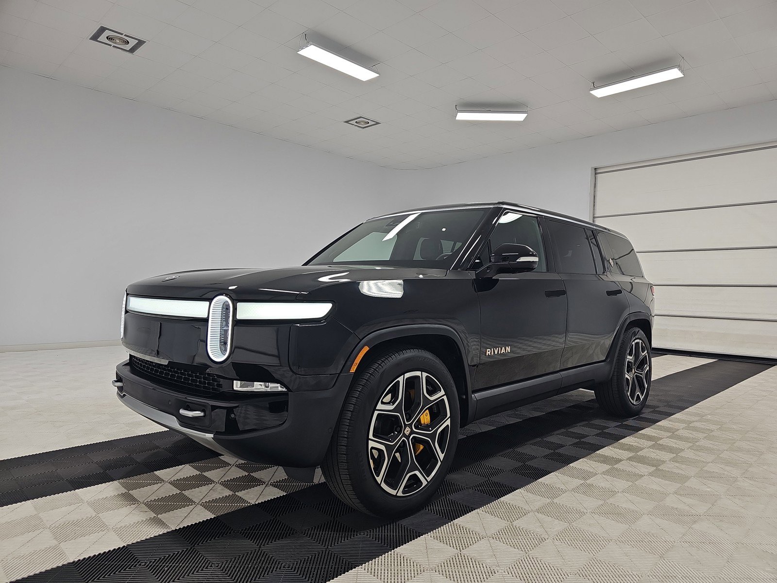 Used 2024 Rivian R1S Adventure AWD/4WD image 1