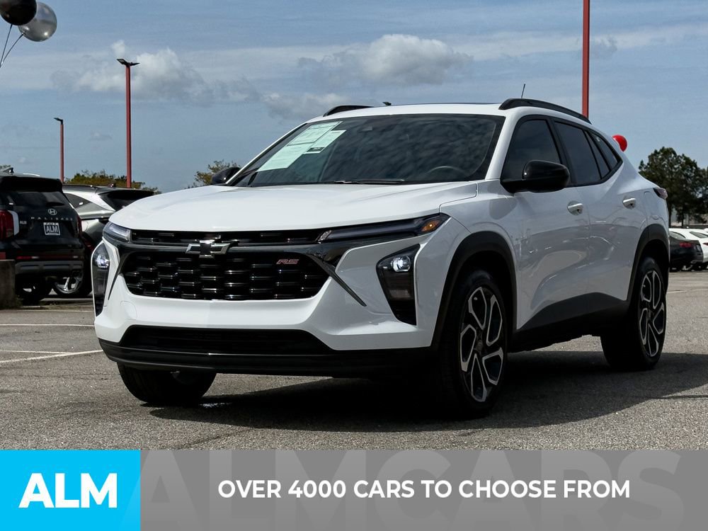 Used 2025 Chevrolet Trax RS w/ Sunroof Package image 2