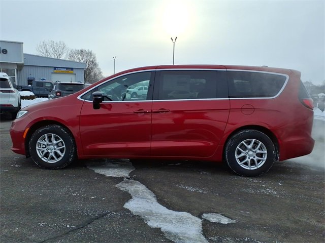 New 2026 Chrysler Pacifica Select image 4