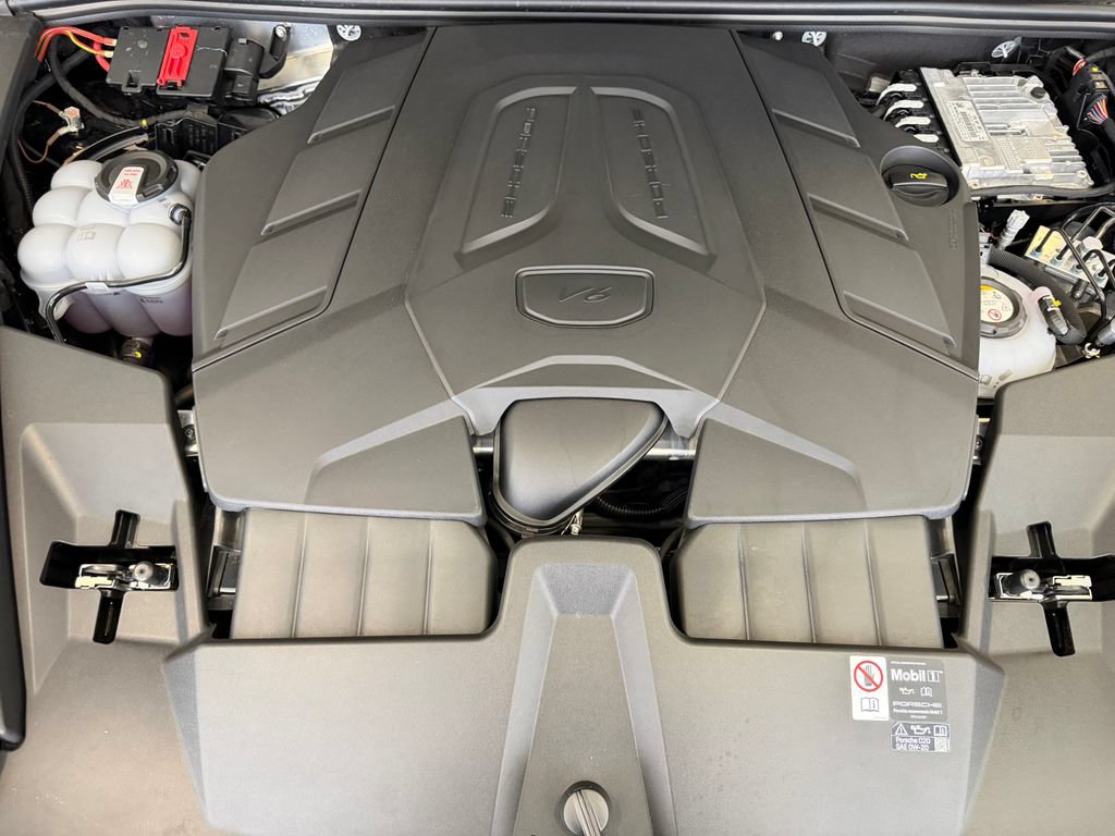 Certified 2025 Porsche Cayenne E-Hybrid Coupe AWD/4WD image 27