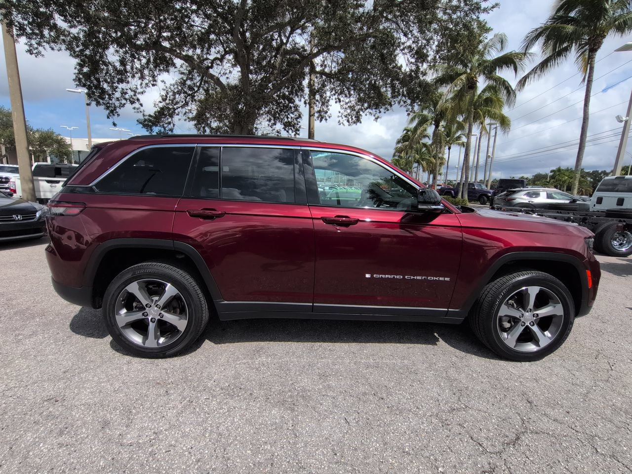 Used 2024 Jeep Grand Cherokee Limited w/ Luxury Tech Group II AWD/4WD image 4