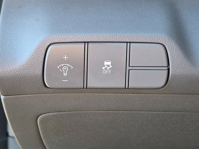 Certified 2025 Hyundai Elantra Sport image 30