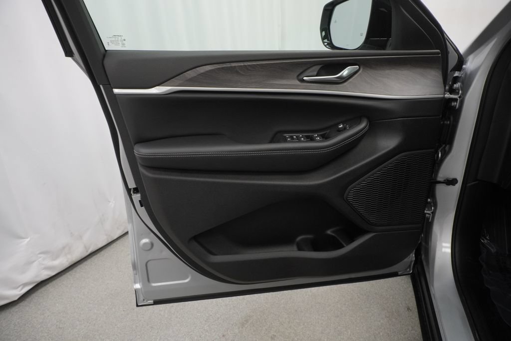 New 2026 Jeep Grand Cherokee Altitude AWD/4WD image 28
